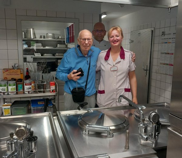 Unser Bewohner Herr Diekmann bei der Küchenbesichtigung