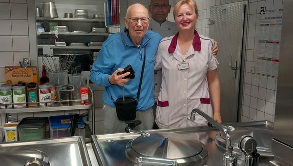 Unser Bewohner Herr Diekmann bei der Küchenbesichtigung